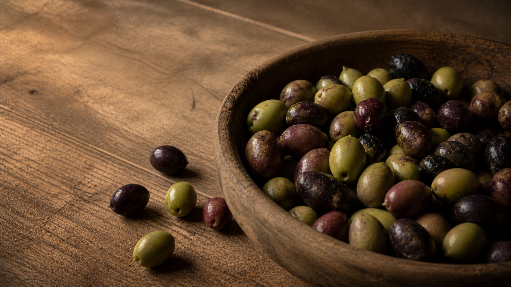 Aceitunas Maestros Aceituneros sobre tabla de madera